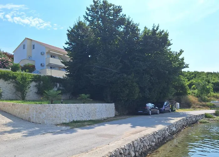 Apartments Nikola Caska